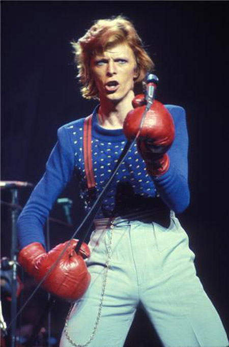 David Bowie frontember boxkesztyűben